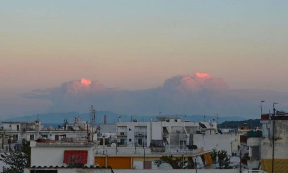 Φωτιά στην Εύβοια: Ορατές οι φλόγες σε Βόλο και Χαλκιδική – Τρομακτικές εικόνες